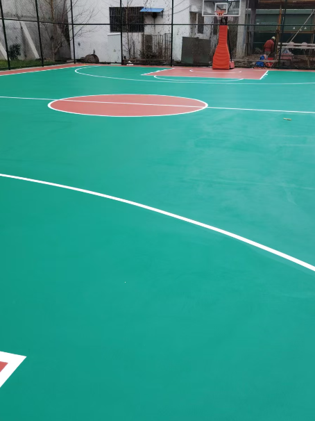 禄丰 球场长期使用易出现地面开裂